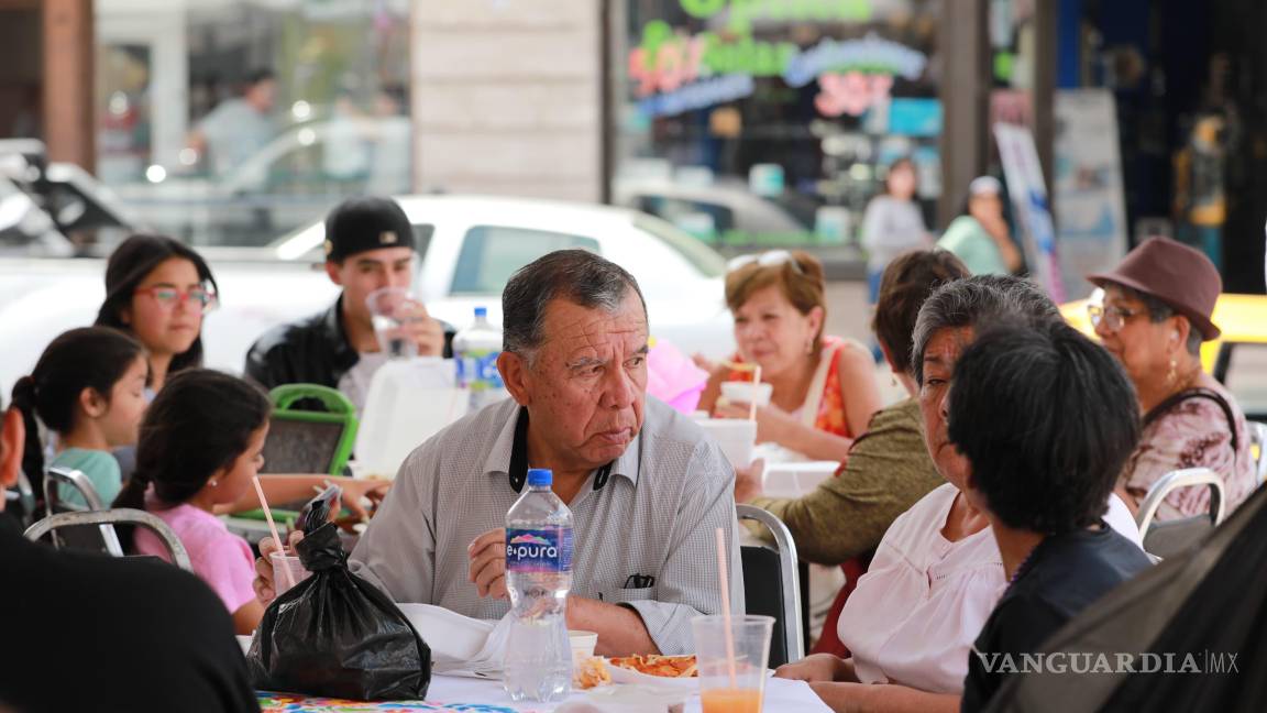 $!Familias de Arteaga y visitantes se reúnen en la Plaza de la Nueva Tlaxcala para compartir un día de sabor y tradición en el Festival de las Cazuelas.