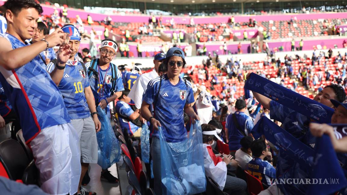 El ejemplo japonés en las tribunas de Qatar; aficionados alientan, sufren, gozan... y limpian