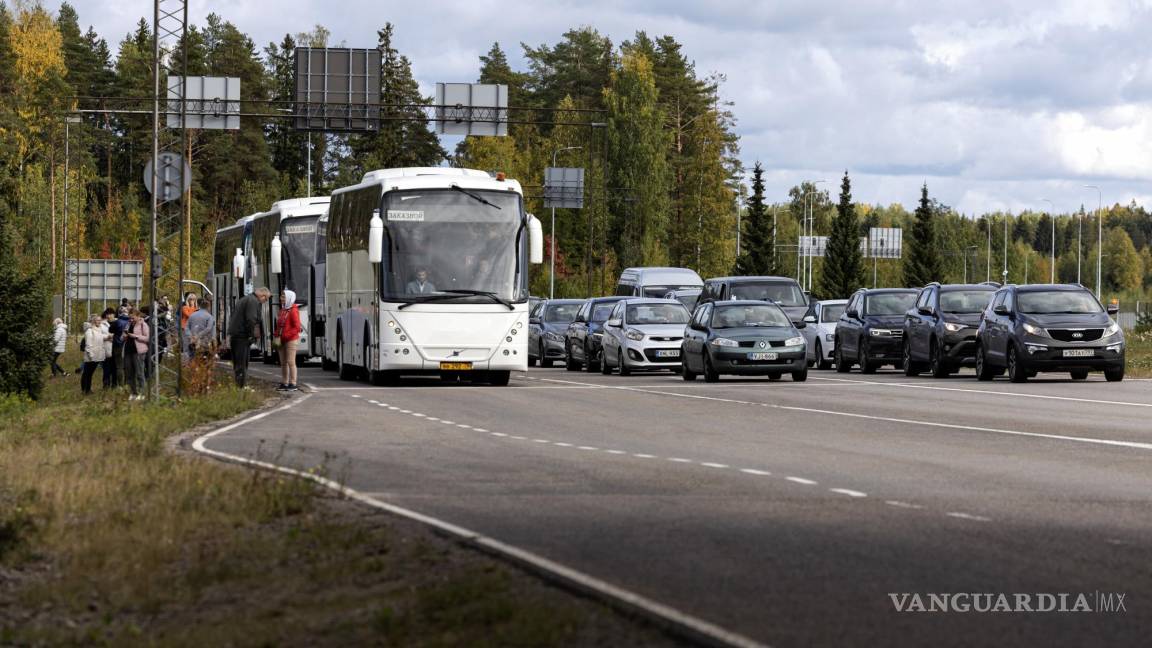 $!Las fronteras de Rusia y Finlandia se han llenado de jóvenes que intentan salir para evitar ir a la guerra.