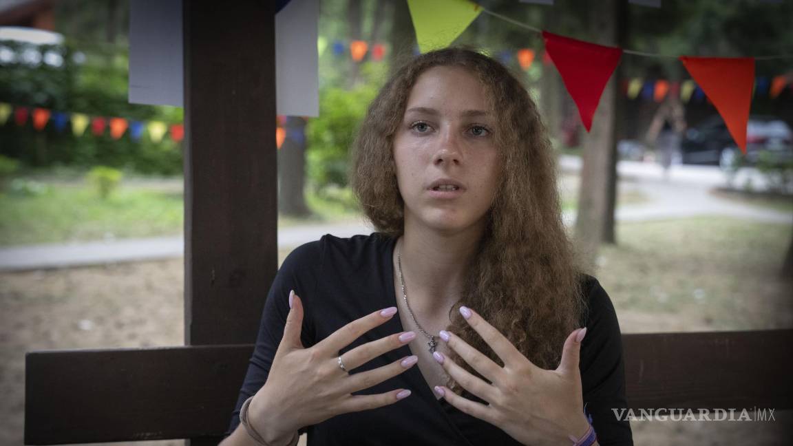 $!Kseniia Kucher, de 16 años, habla sobre los ataques rusos rutinarios en Kharkiv en el campo de rehabilitación para niños afectados por la guerra en Uzhhorod.