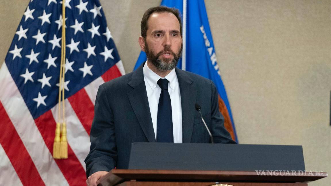 $!El fiscal especial Jack Smith habla con la prensa en Washington.