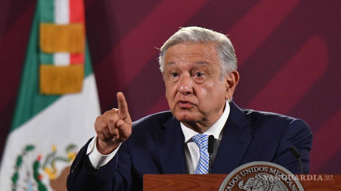 AMLO se olvida de medidas cautelares del INE y presenta encuesta a favor de Morena