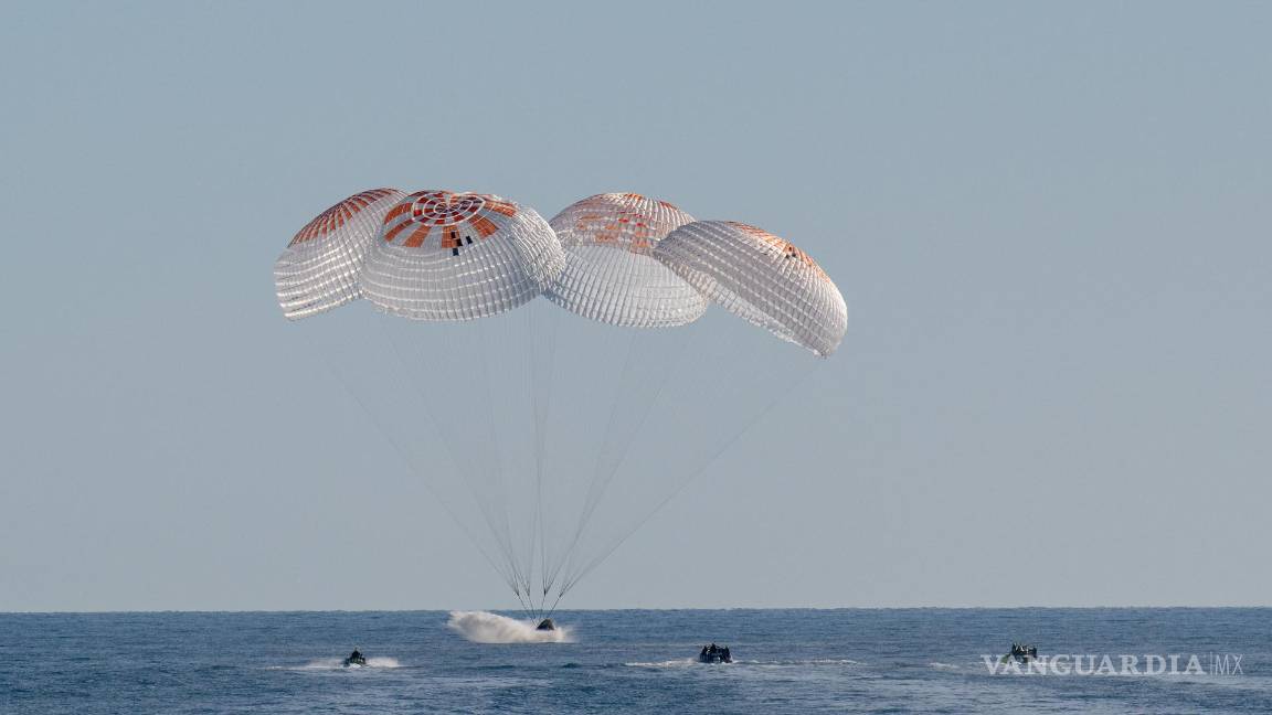 Logran astronautas varados en el espacio, amerizaje en su regreso a la Tierra