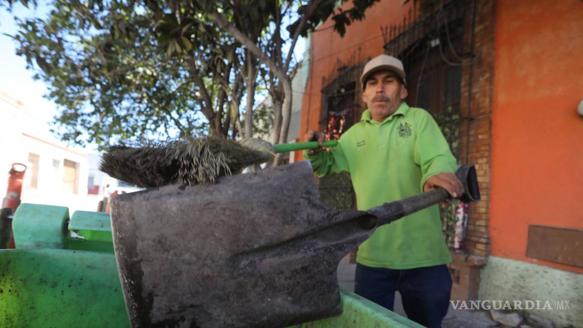 $!Personal del Ayuntamiento retiró basura y maleza del arroyo Los Ojitos para prevenir riesgos sanitarios y mejorar el entorno urbano.