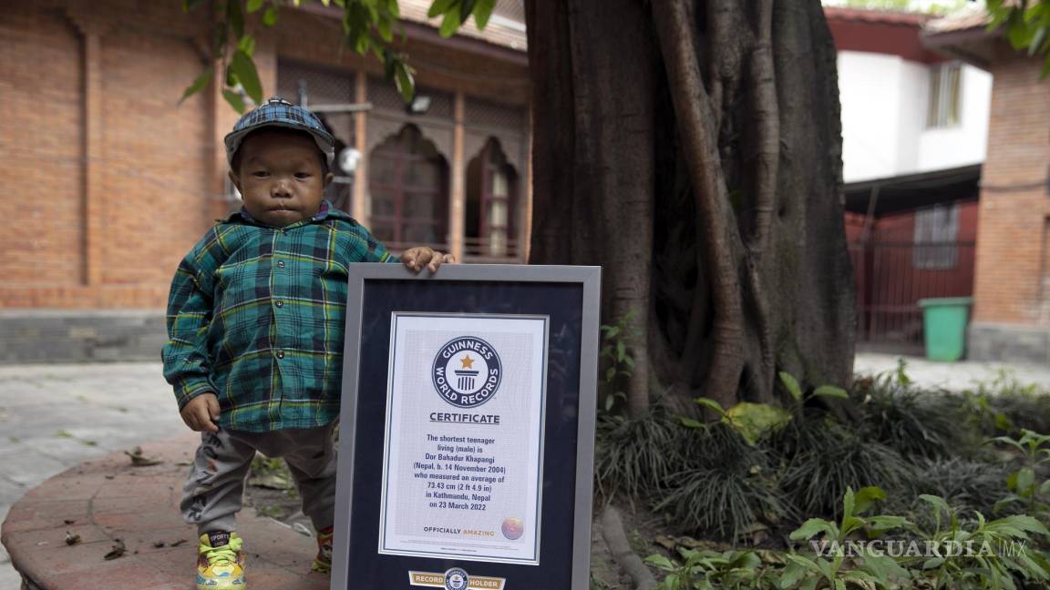 $!Guinness World Records reconoció a Dor Bahadur Khapangi, de 73.43 centímetros de altura, como la persona más baja del mundo.