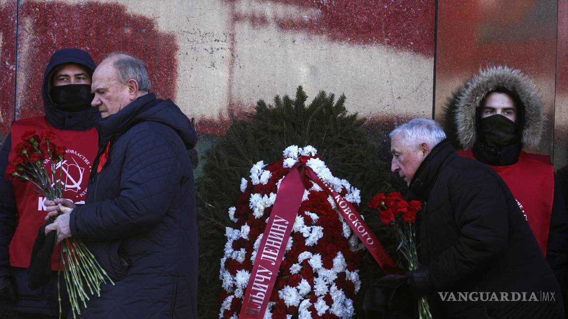 $!Nikolai Kharitonov (2R), miembro del Partido Comunista Ruso y el líder del Partido Comunista Ruso, Gennady Zyuganov (2L), depositan flores en el mausoleo de Lenin