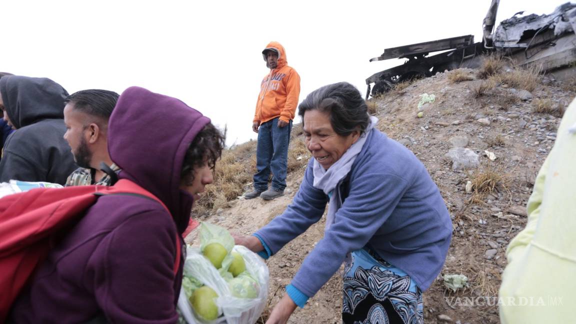 Vuelca tráiler de peras en Ramos Arizpe y vecinos aprovechan para cometer rapiña