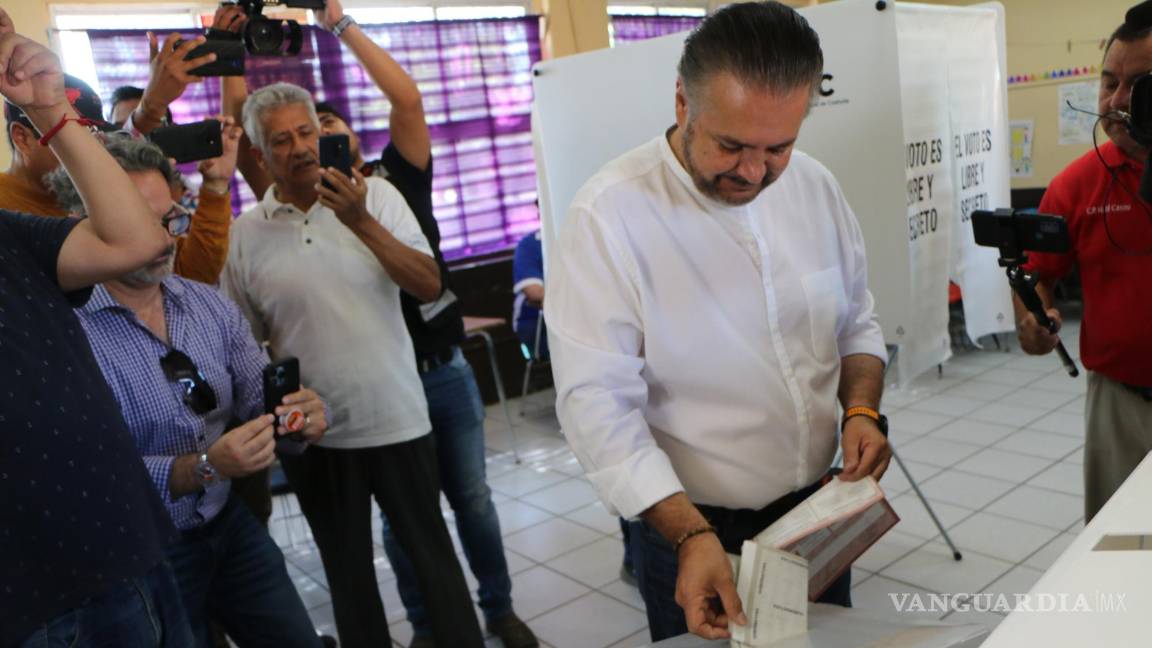 Emite su voto candidato de UDC-Partido Verde Evaristo Lenin Pérez Rivera