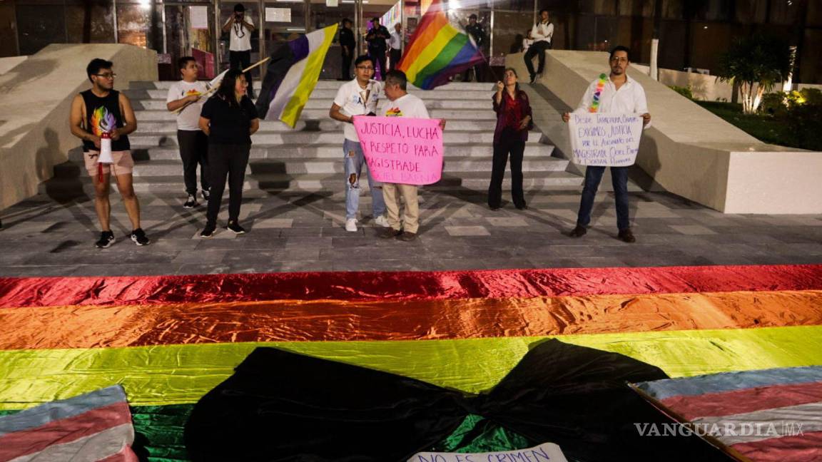 $!Organizaciones Civiles de la Comunidad LGBT+ protestaron en Tapachula, Chiapas, para que se esclarezca la muerte del Magistrade Jesús Ociel Baena.