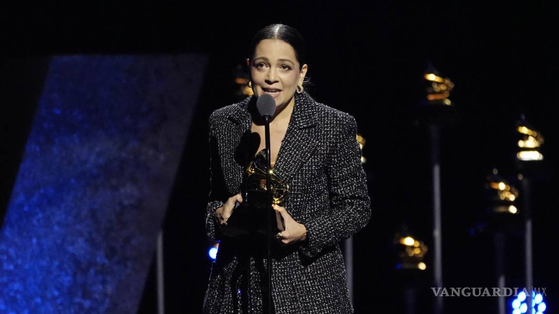 ¡México bien en alto! Natalia Lafourcade gana un Grammy por ‘De Todas las Flores’