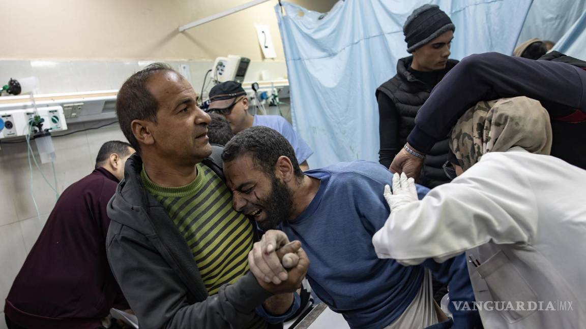 $!Un hombre herido recibe asistencia médica en el Hospital Nasser de Khan Yunis, al sur de la Franja de Gaza, el 12 de enero de 2024, tras los ataques aéreos israelíes