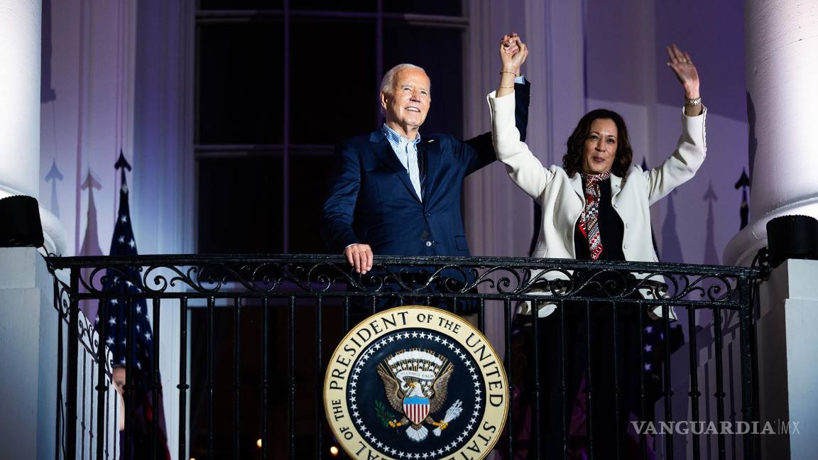 $!El presidente de Estados Unidos Joe Biden junto a la vicepresidenta Kamala Harris saludando desde el balcón de la Casa Blanca en Washington, D.C..