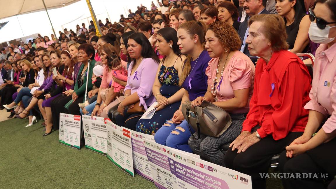 $!Este año en Coahuila se graduarán 5 mil mujeres de nivel Preparatoria y más de 2 mil en Licenciatura.