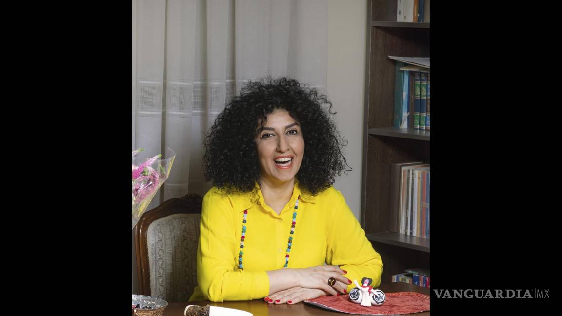 $!Esta foto tomada en 2021 muestra a Narges Mohammadi en Teherán, Irán. La activista iraní encarcelada Narges Mohammadi ganó el Premio Nobel de la Paz el viernes 6 de octubre de 2023 en reconocimiento a su incansable campaña por los derechos de la mujer y la democracia, y contra la pena de muerte. (Reihane Taravati via AP)