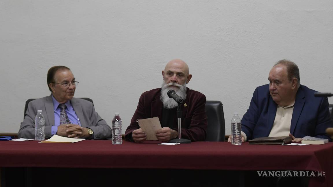 $!Carlos Gaytán, Adalberto Cervantes y Orestes Gómez presentaron el libro.