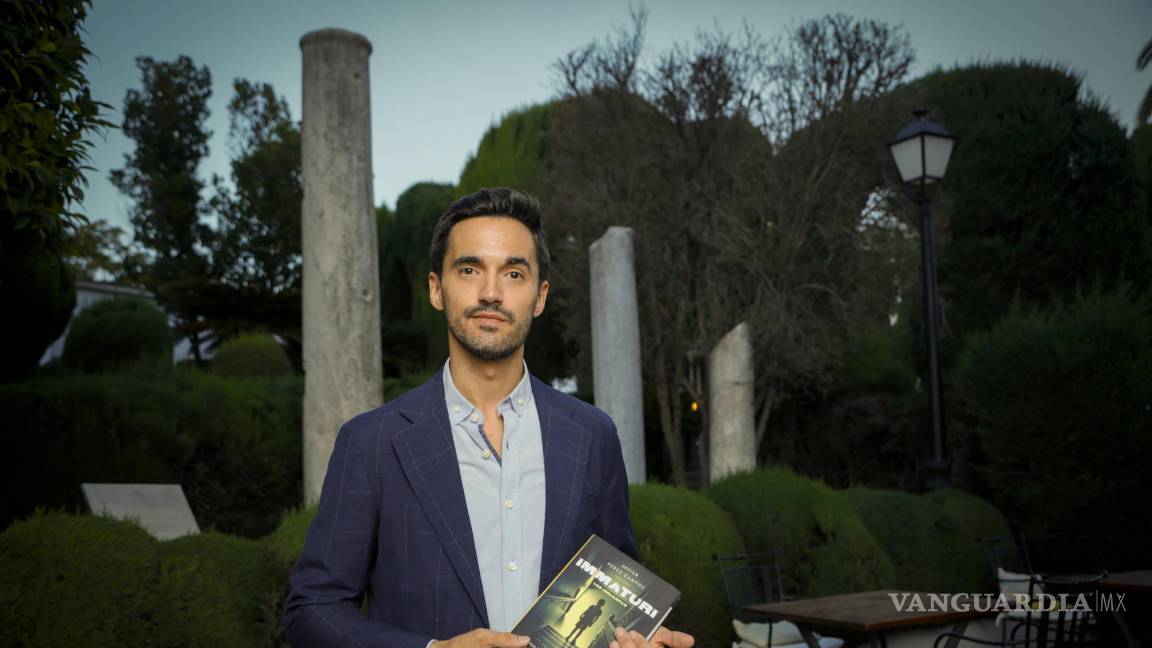 $!El investigador en el exterior del Parador Nacional de Mérida con su libro, donde ocurre uno de los relatos de su obra.