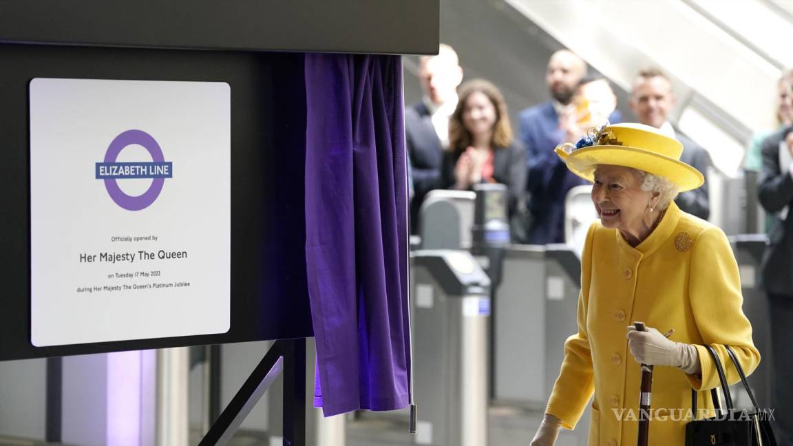 $!La reina Isabel II de Gran Bretaña revela una placa para marcar la apertura oficial de la línea Elizabeth en la estación de Paddington en Londres.