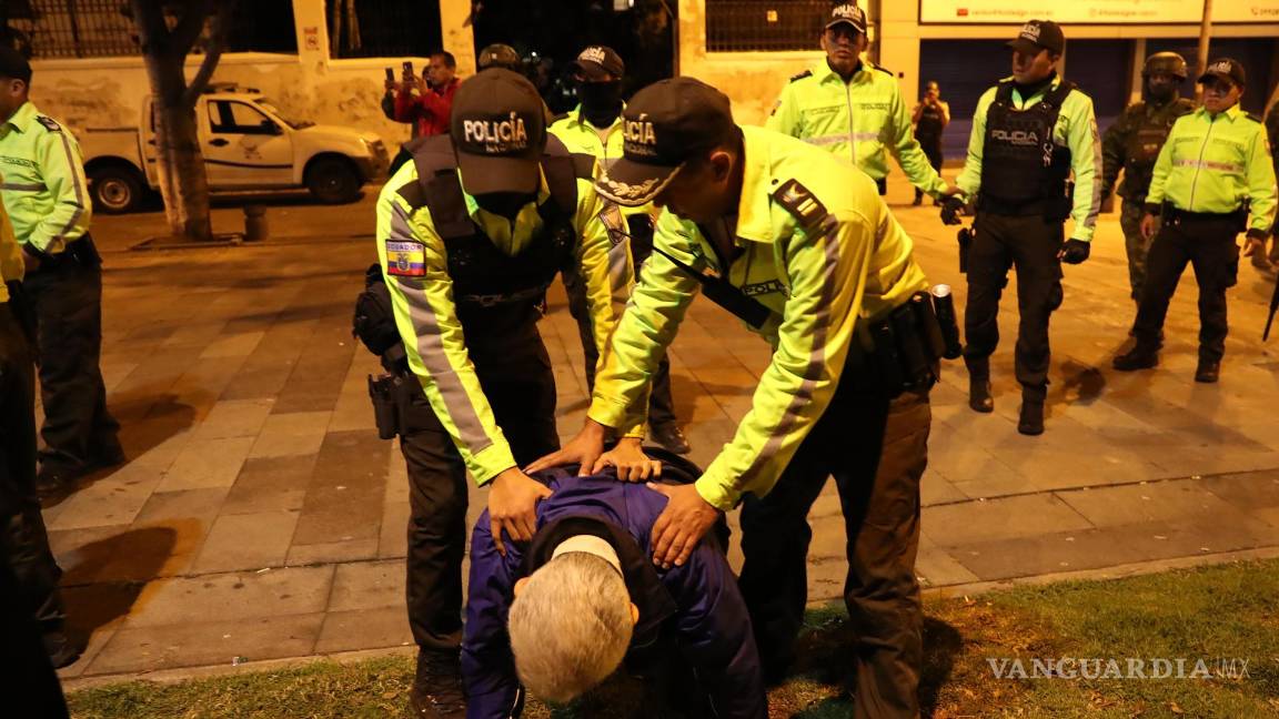 $!El jefe de Cancillería y Asuntos Políticos de la Embajada de México, Roberto Canseco, forcejea con policías en Quito, Ecuador.