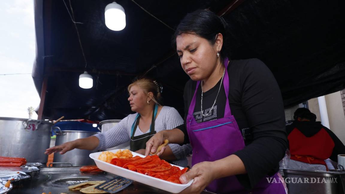 $!Los puestos de comida desbordan de comensales que disfrutan de platillos tradicionales como enchiladas rojas, tamales y gorditas.