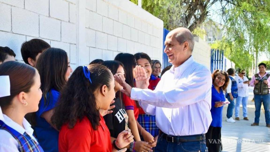 $!Los directivos y alumnos agradecieron al alcalde Mario Dávila que haya apoyado su petición.