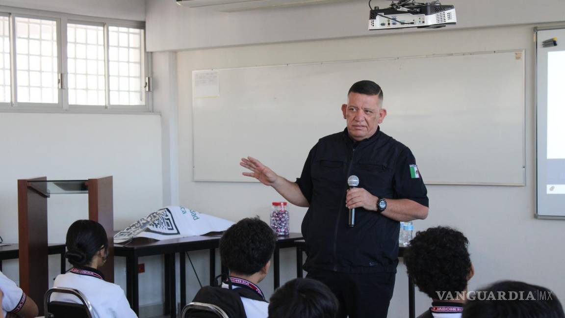 En Torreón, Director de Policía imparte conferencia sobre seguridad escolar