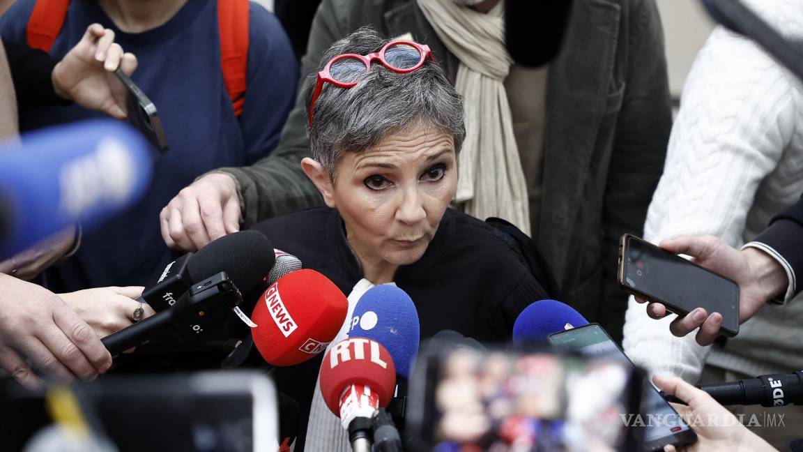 $!La abogada Beatrice Zavarro, que representa al principal acusado Dominique Pelicot, habla con los medios de comunicación en el tribunal penal de Avignon.