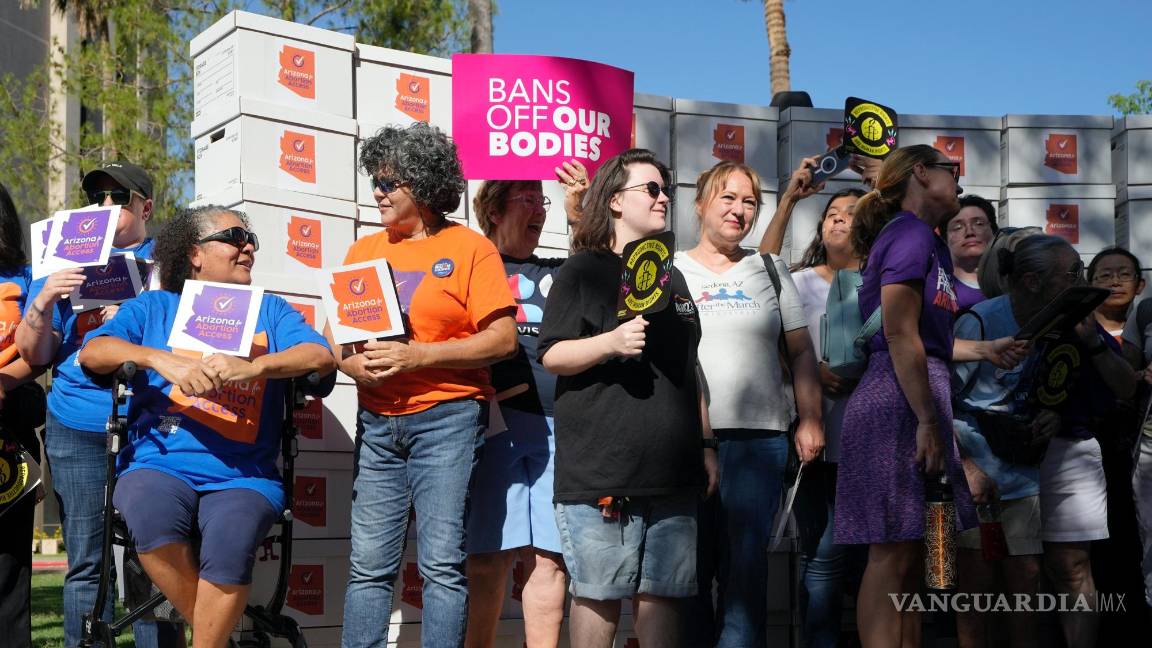 $!Partidarios del derecho al aborto en Arizona entregan más de 800,000 firmas de petición al capitolio para incluir el derecho al aborto en la boleta electoral.