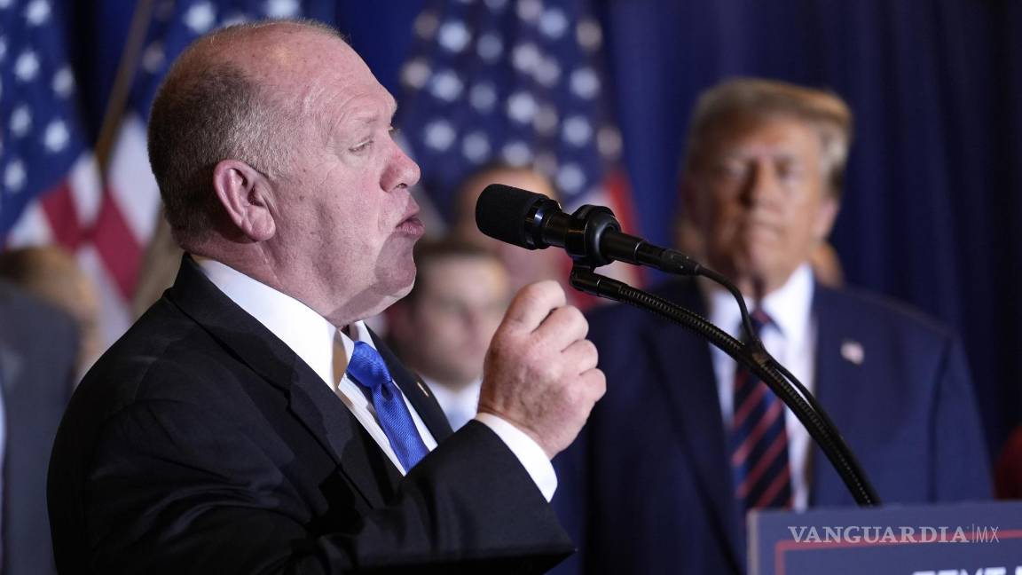 $!Tom Homan habla mientras el entonces candidato presidencial republicano Donald Trump, escucha en un evento en Nashua, Nueva Hampshire.