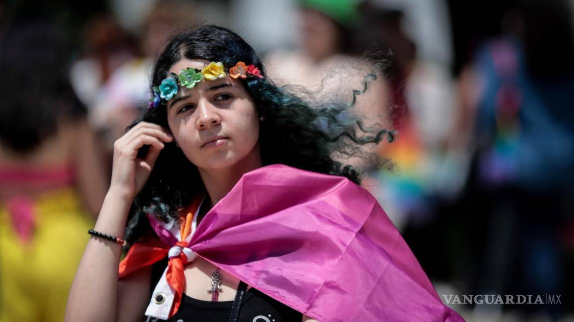 $!Una participante se une a la Marcha de lesbianas, gays, bisexuales, transexuales, intersexuales, queer+ (LGBTIQ+) en la Praca da Republica de Oporto, Portugal.