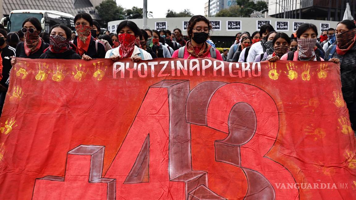 $!Estudiantes y padres de los 43 desaparecidos de Ayotzinapa protestan este miércoles, en Ciudad de México (México).