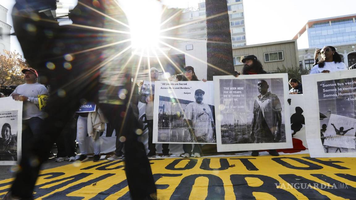 $!Personas en una manifestación para protestar contra las propuestas sobre la deportación masiva en el Capitolio Estatal de Sacramento, California.