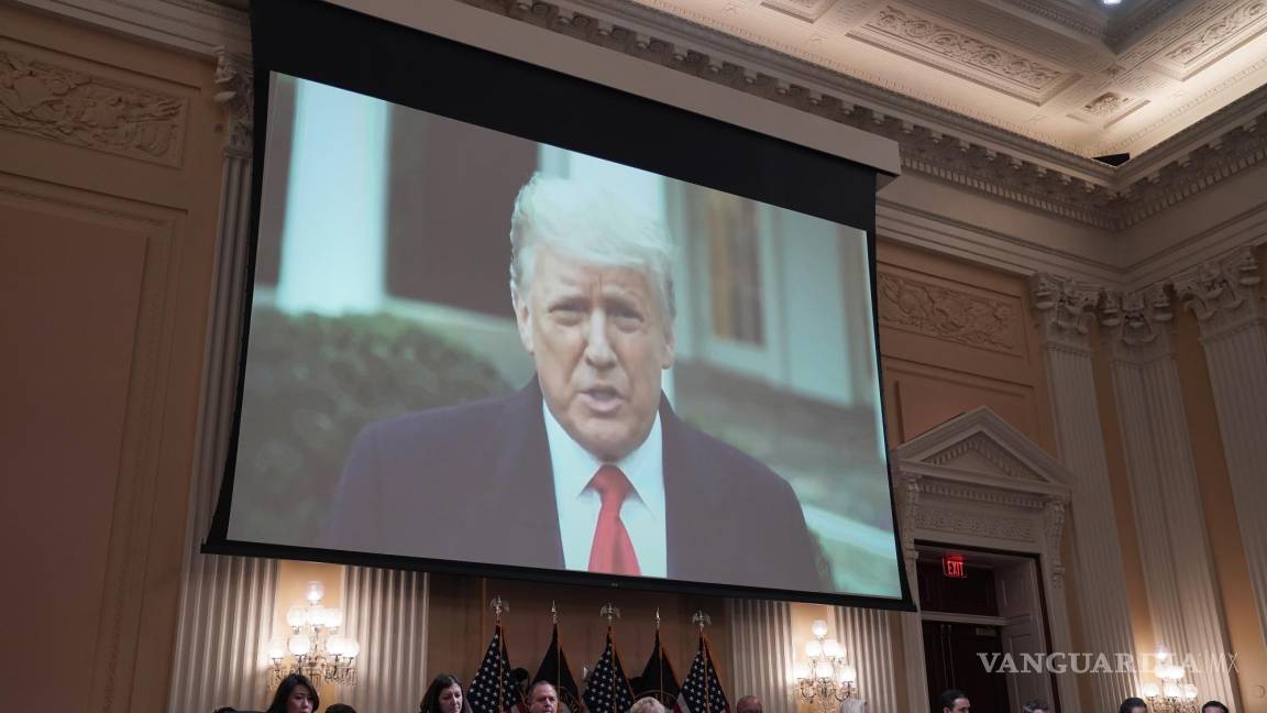 $!El expresidente Donald Trump en una pantalla de video mientras Cassidy Hutchinson, exasesor del jefe de gabinete de la Casa Blanca testifica.