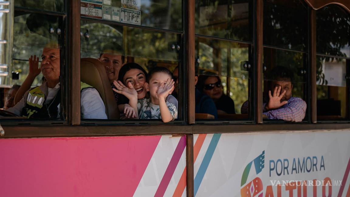 $!Familias y visitantes disfrutan de un paseo por el Centro Histórico de Saltillo, mientras descubren la rica arquitectura de la ciudad.