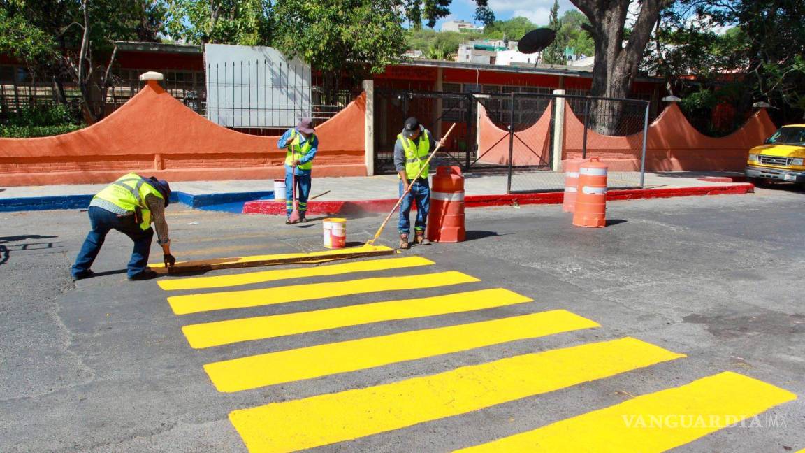 Pintan en Saltillo pasos peatonales en zonas escolares