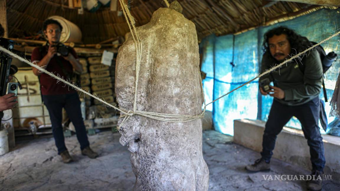 $!Una escultura que representa una figura prehispánica hallada en la zona arqueológica de Oxkintok, municipio de Maxcanú, Yucatán (México).