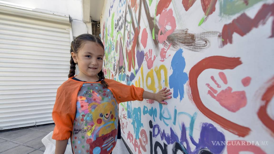 $!Brocas, rodillos y pinceles no fueron suficientes. Muchos niños y niñas, como Valentina, se llenaron las manos de pintura para plasmarse a sí mismo o dejar algún mensaje.