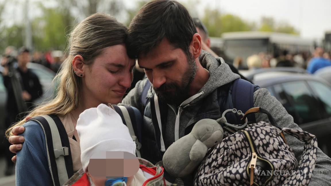 $!Los primeros civiles evacuados de la acería de Azovstal, en Mariúpol (Ucrania), llegan a Zaporiyia, Ucrania.