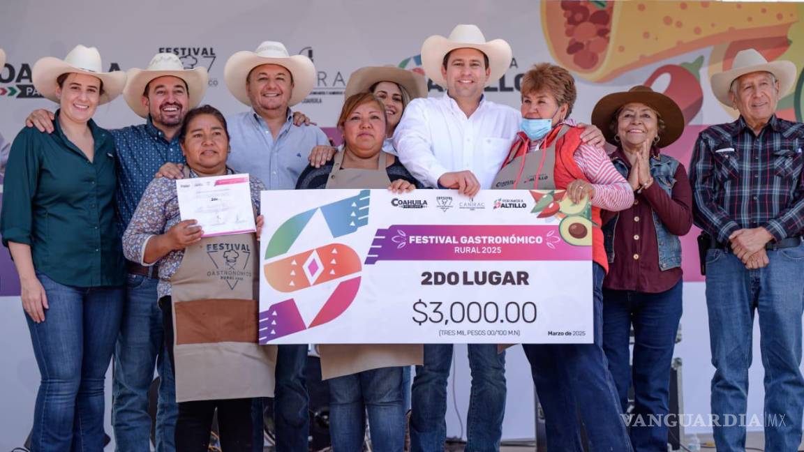 $!Además de la oferta gastronómica, los asistentes disfrutaron de presentaciones musicales en la plaza principal del ejido Derramadero.