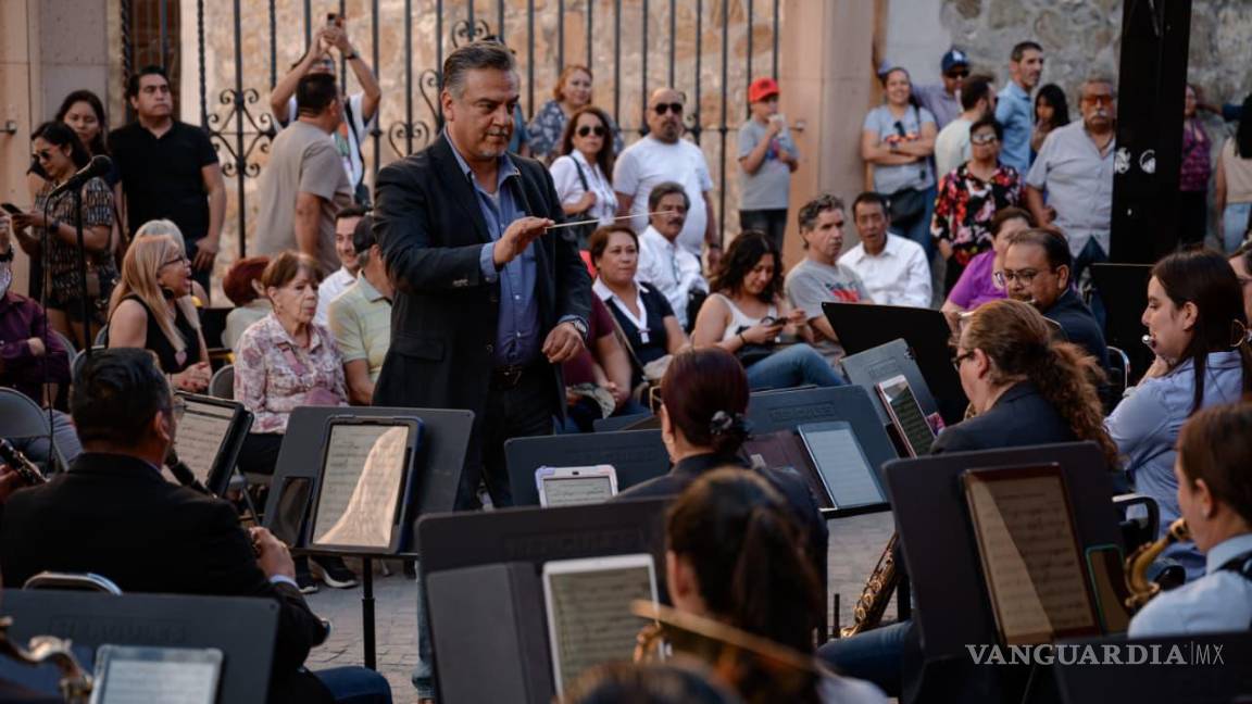 $!Durante el recital participaron como invitadas las maestras Talia Nissi, en la flauta, y Elizabeth Fuentes, en el saxofón, quienes aportaron momentos especiales a la presentación musical.