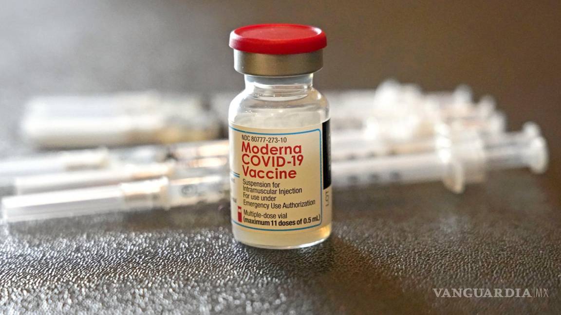 $!ARCHIVO - Un envase lleno de la vacuna Moderna contra el COVID-19 junto a jeringuillas el martes 7 de diciembre de 2021, en un puesto de vacunación junto a la Universidad Estatal de Jackson en Jackson, Mississippi. (AP Foto/Rogelio V. Solis, Archivo)