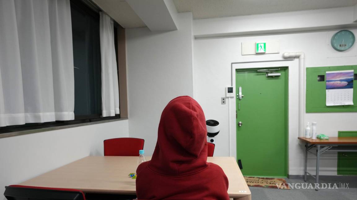 $!La víctima del ‘Host Club’, Yu Tanaka (nombre ficticio), de 20 años, se sienta en la oficina de Seiboren en Kabukicho, Shinjuku, Tokio, Japón.