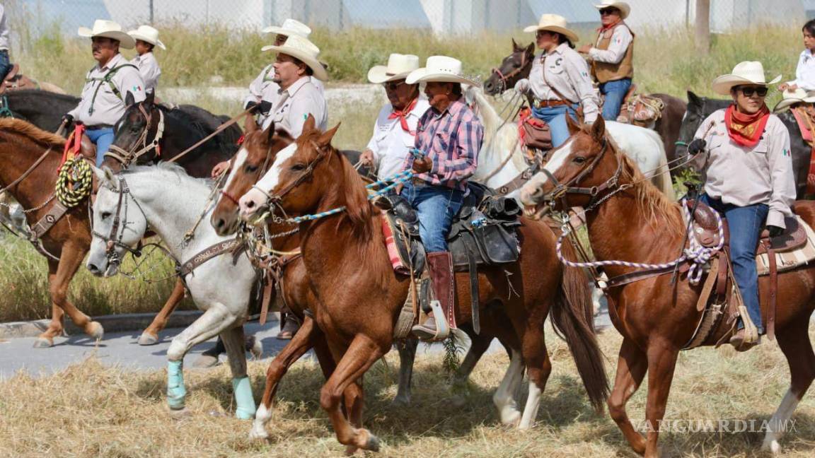 $!Cientos de jinetes participaron en la cabalgata del Rodeo Saltillo, una de las actividades más esperadas del festival que honra la tradición vaquera en Coahuila.