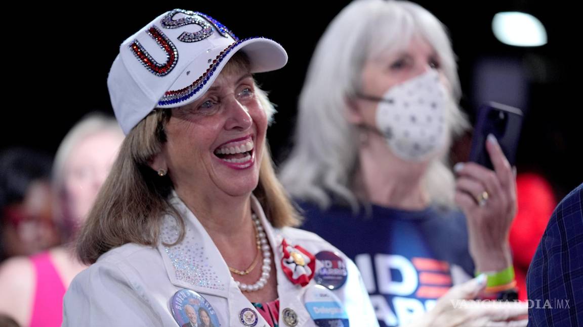 $!Sus partidarios escuchan y el presidente Joe Biden habla en un mitin de campaña en Raleigh, Carolina del Norte.