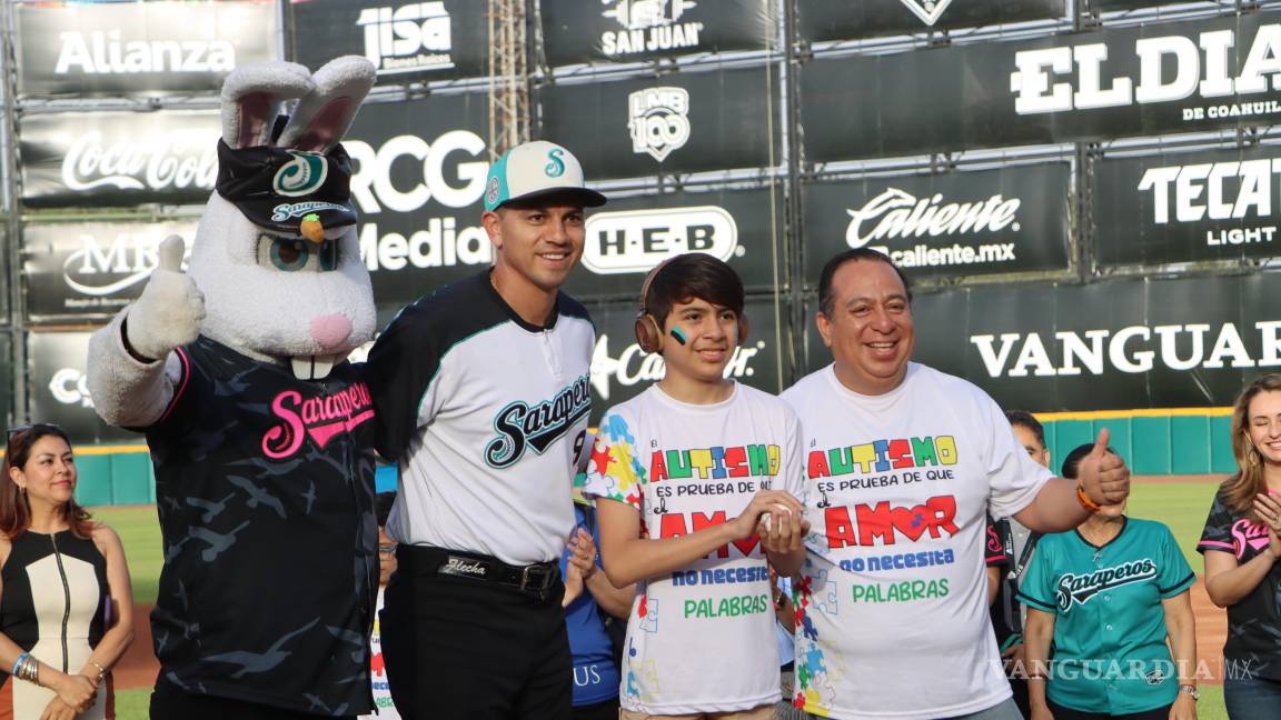 $!El niño Diego Alejandro Martínez Rueda realizó el primer lanzamiento.