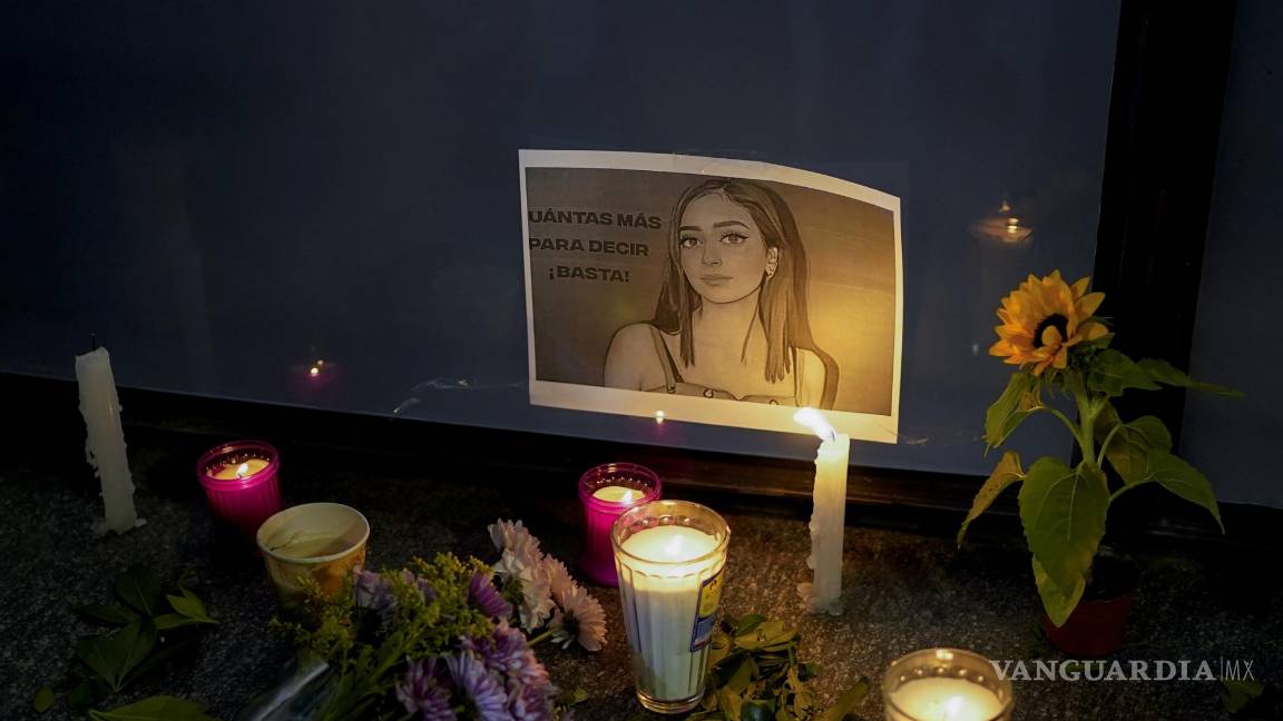 $!Velas y flores rodean una imagen de Debanhi Escobar durante una manifestación.