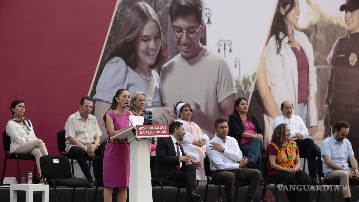 $!La jefa de Gobierno de la Ciudad de México Claudia Sheinbaum, junto a los miembros de su gabinete.