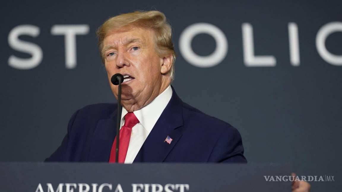 $!El expresidente Donald Trump habla en una cumbre de la agenda del America First Policy Institute en el Marriott Marquis en Washington.