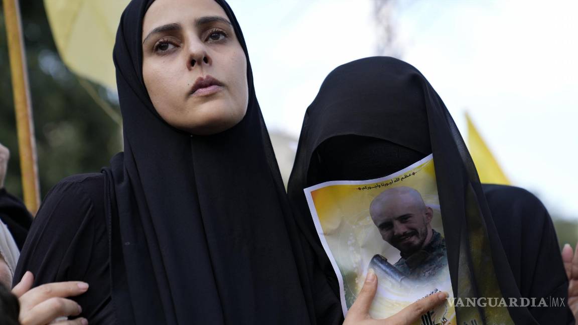 $!La esposa, a la izquierda, y la hermana del miembro de Hezbollah Ali Ftouni, quien murió en una ofensiva israelí, se lamentan durante su procesión fúnebre, el martes 10 de octubre de 2023, en el poblado de Khirbet Selm, en el sur de Líbano. El grupo respaldado por Irán anunció el lunes por la noche que tres de sus combatientes murieron luego de un intenso ataque de Israel contra poblados en el sur de Líbano. (AP Foto/Hussein Malla)