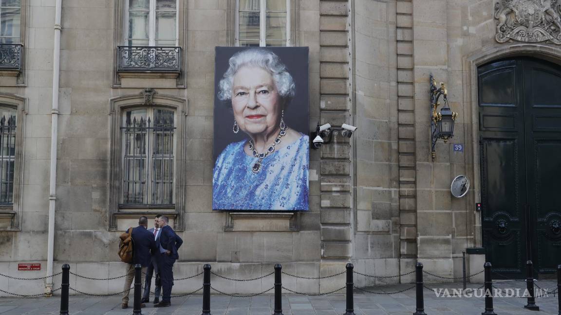 $![Paris (France), 08/09/2022.- A portrait of Britain's Queen Elizabeth II hangs outside the British][2022, Britain's Queen Elizabeth II is under medical supervision at her Scottish estate, Balmoral Castle]