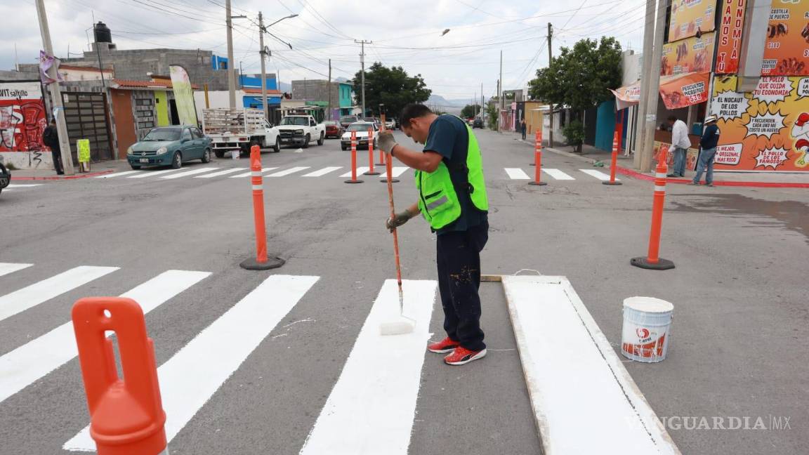 $!El IMMUS pintó cruces peatonales en la colonia Las Teresitas para reforzar la seguridad de los transeúntes.